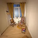 Joli Au Pied Du Beffroi *
