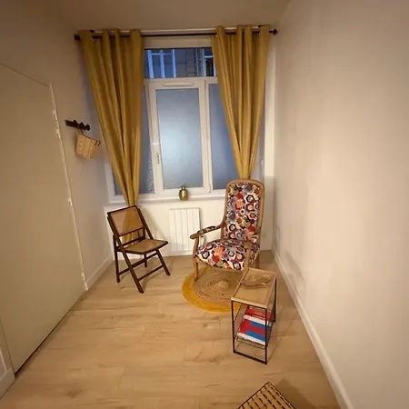 Joli Au Pied Du Beffroi *