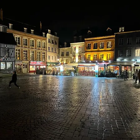 Joli Au Pied Du Beffroi * Arras